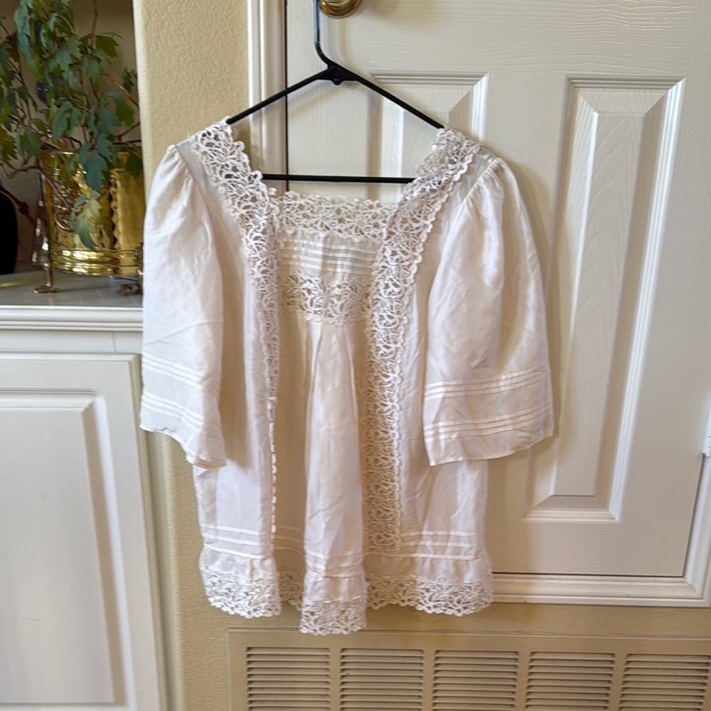 BCBGMaxAzria Cream Blouse with Flutter Sleeves lace Bib Collar 100% silk